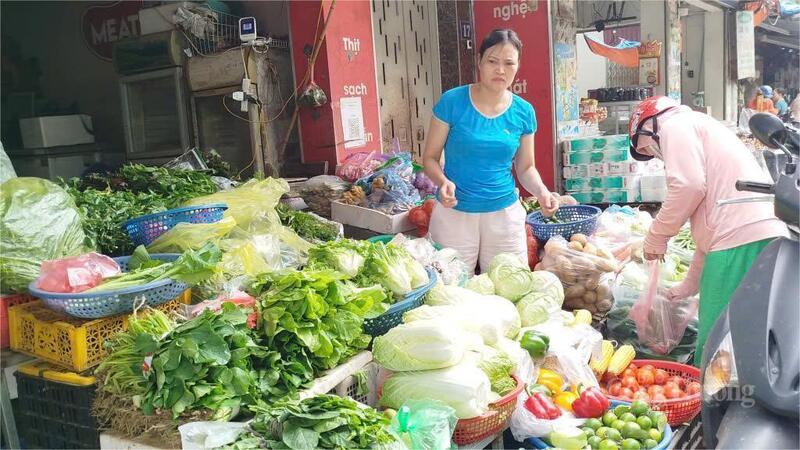 Ціна на зелені овочі на традиційних ринках Ханоя все ще в півтора-два рази вища, ніж до затяжного дощу. Фото: Хай Сон.