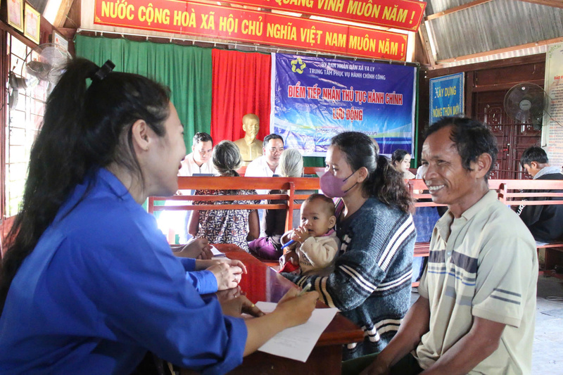 Với những thôn làng xa xôi, đi lại rất khó khăn, việc thành lập tổ tiếp nhận hồ sơ lưu động đã giúp bà con thuận tiện hơn nhiều trong việc giải quyết thủ tục hành chính