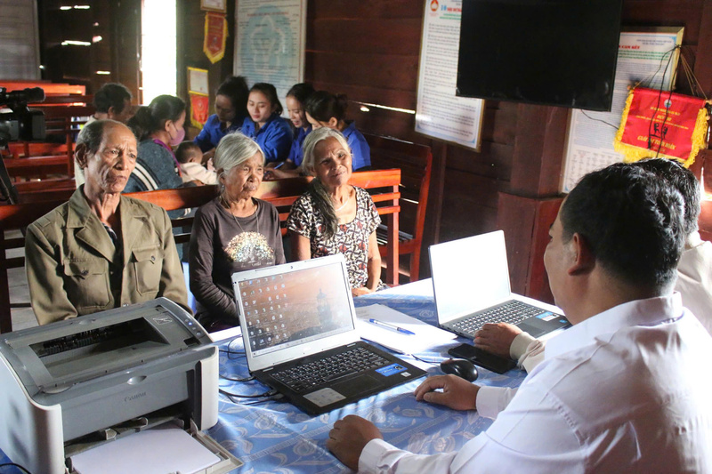 Những người già cũng đến nhà làng để nhờ tư vấn về các chính sách