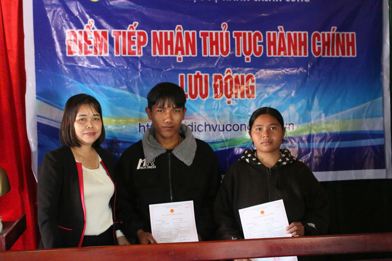 Đôi vợ chồng trẻ nhận được giấy Chứng nhận kết hôn chỉ chừng 30 phút