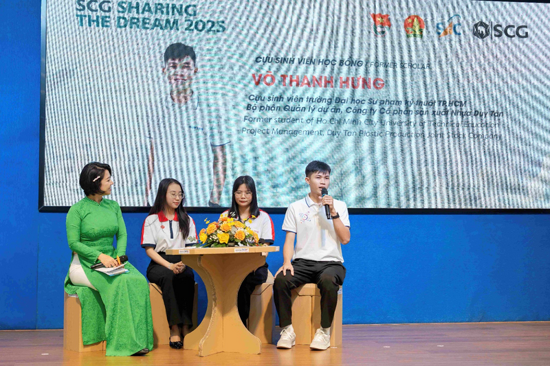 Một số bạn sinh viên tiêu biểu chia sẻ những câu chuyện truyền cảm hứng tại lễ trao học bổng