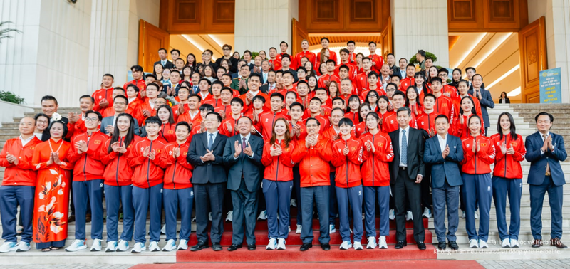 Lễ xuất quân Sea Game 33 được Lãnh đạo đảng, Ban lãnh đạo thể thao, các VĐV, nhà tài trợ lưu lại khoảnh khắc cùng nhau thể hiện sự quyết tâm chiến thắng (Ảnh: Herbalife Việt Nam)