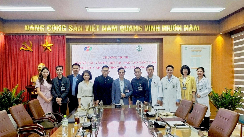 Đại diện Bệnh viện Bạch Mai và FPT Long Châu chụp ảnh lưu niệm.