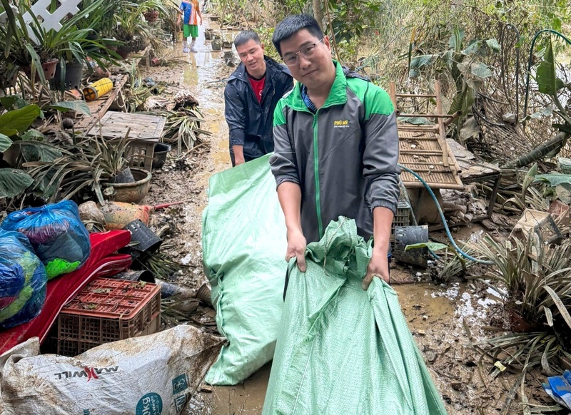 Đoàn công tác của Phú Mỹ Miền Trung đã đến tận nơi hỗ trợ các hộ dân bị ngập nặng (Ảnh PVFCCo - Phú Mỹ)