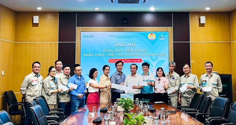 Nhà máy Đạm Phú Mỹ quyên góp ủng hộ đồng bào vùng lũ (Ảnh PVFCCo - Phú Mỹ)