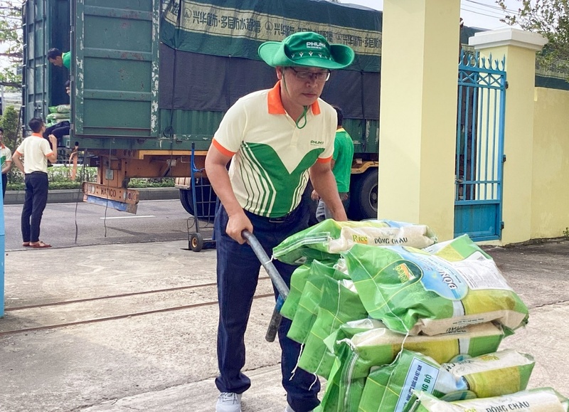 Đoàn đã trao 110 phần quà ý nghĩa và tiền mặt cho các hộ nông dân trong vùng ngập lụt (Ảnh PVFCCo - Phú Mỹ)