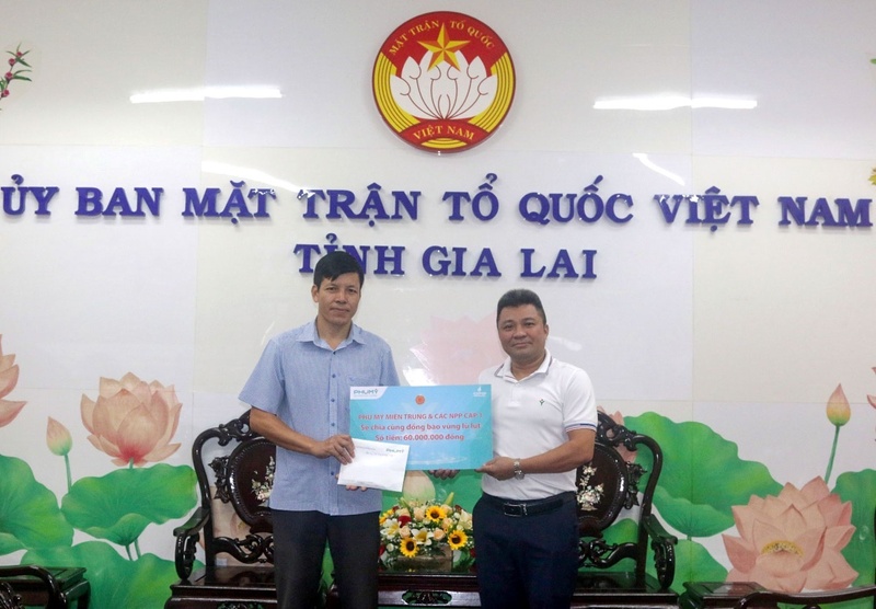 Ông Tạ Quốc Phương, Phó Giám đốc, Chủ tịch Công đoàn Phú Mỹ Miền Trung đại diện công ty trao 60 triệu đồng hỗ trợ đồng bào vùng lũ cho Ủy ban Mặt trận Tổ quốc Việt Nam tỉnh Gia Lai (Ảnh PVFCCo - Phú Mỹ)