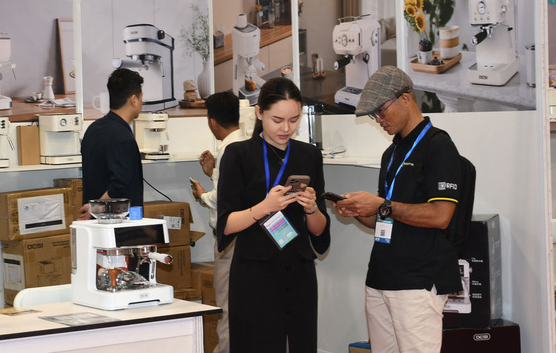 Doanh nghiệp giới thiệu sản phẩm, dịch vụ với khách hàng, đối tác tại triển lãm. Ảnh: Minh Khuê.