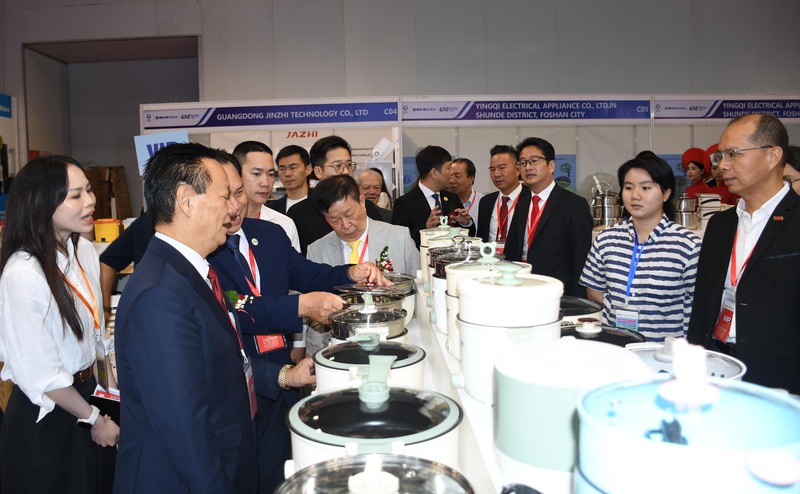 Đại biểu trong nước và quốc tế tham quan các gian hàng tại CIEIE 2025. Ảnh: Minh Khuê.