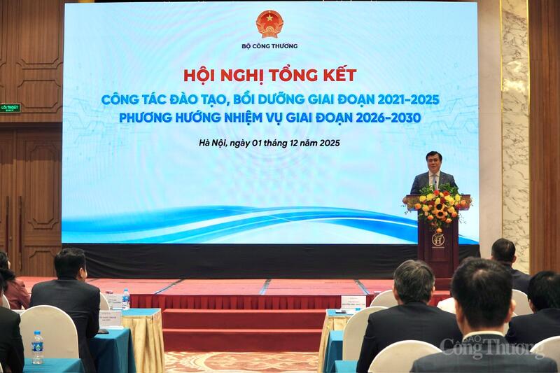 Biträdande minister Nguyen Sinh Nhat Tan betonade att utbildningssektorn inom industri och handel står inför nya utvecklingsmöjligheter, eftersom partiet och staten har identifierat utbildning som ett av de strategiska genombrotten. Foto: Minh Trang