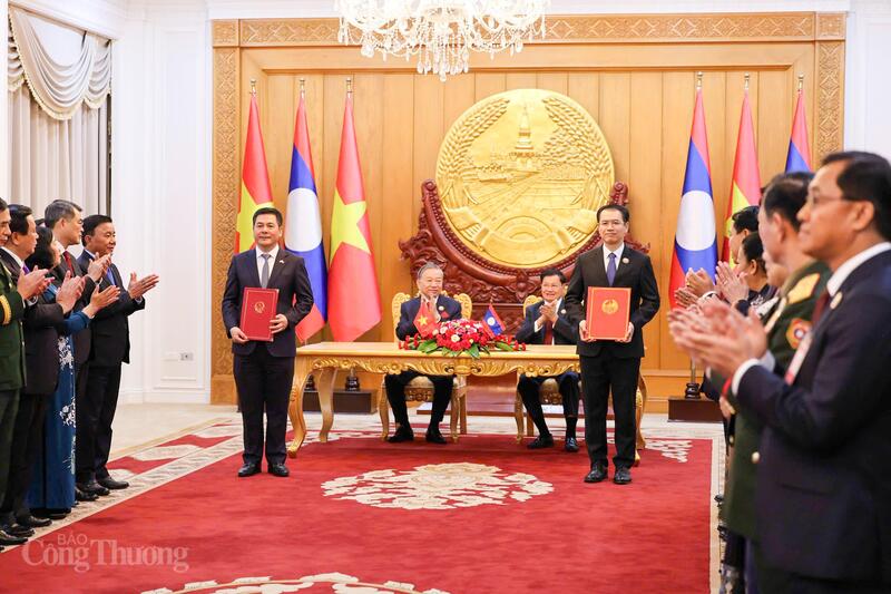 រដ្ឋមន្ត្រីនៃប្រទេសទាំងពីរបានផ្លាស់ប្តូរអនុស្សរណៈនៃការយោគយល់គ្នារវាងក្រសួងឧស្សាហកម្ម និងពាណិជ្ជកម្មវៀតណាម និងក្រសួងឧស្សាហកម្ម និងពាណិជ្ជកម្មឡាវ ស្តីពីការអភិវឌ្ឍន៍ខ្សែសង្វាក់ទំនាក់ទំនងឧស្សាហកម្មរវាងវៀតណាម និងឡាវ ដែលធ្វើជាសាក្សីដោយអគ្គលេខាធិកា To Lam និងអគ្គលេខាបក្ស និងជាប្រធានរដ្ឋ Thongloun Sisoulith ។ រូបថត៖ ង្វៀន មិញ