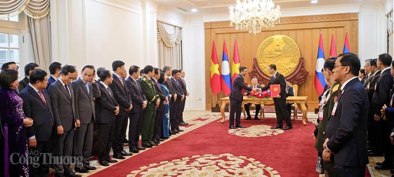 រដ្ឋមន្ត្រីក្រសួងឧស្សាហកម្ម និងពាណិជ្ជកម្មវៀតណាម និងក្រសួងឧស្សាហកម្ម និងពាណិជ្ជកម្មឡាវ បានផ្លាស់ប្តូរអនុស្សរណៈនៃការយោគយល់គ្នានេះ។ រូបថត៖ ង្វៀន មិញ