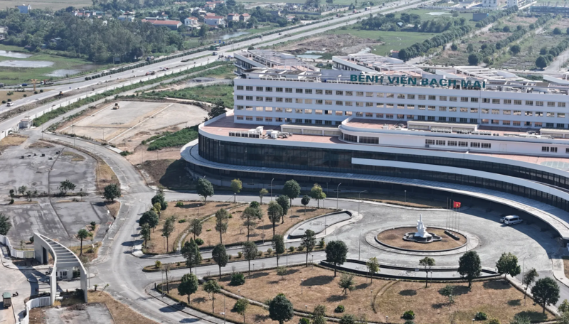 Șantierul Spitalului Bach Mai 2 din Ninh Binh este unul dintre cele 232 de proiecte programate să fie inaugurate pe 19 decembrie. Fotografie: Trong Phu