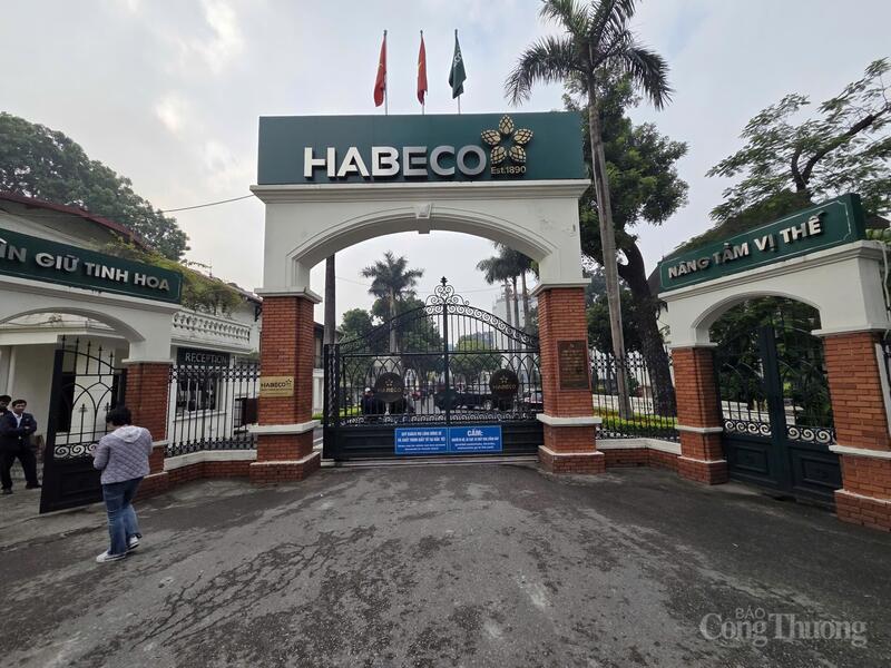 Khu vực cổng ra vào nhà máy bia Hà Nội. Ảnh: Văn Thi