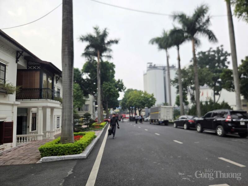 Đám cháy cơ bản đã được khống chế. Ảnh: Văn Thi