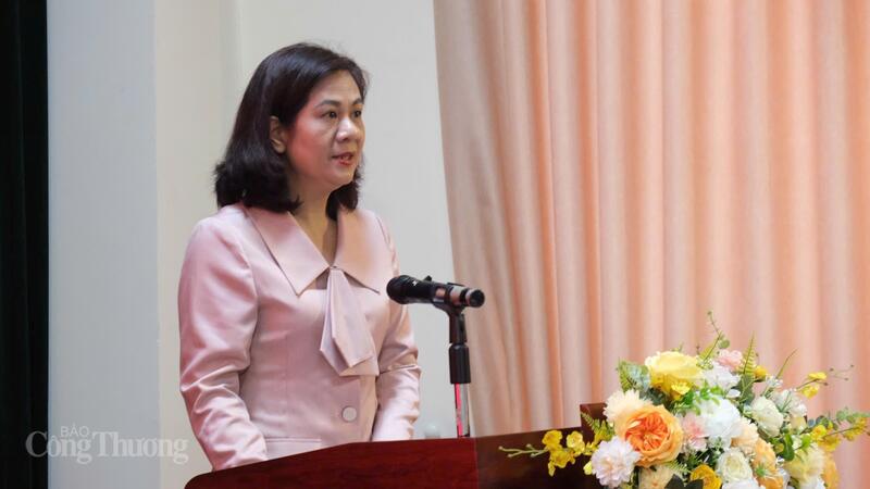 Nguyễn Minh Huỏ elvtárs, az Ipari és Kereskedelmi Minisztérium Pártbizottsága Propaganda és Tömegmozgósítási Osztályának megbízott vezetője felszólalt.