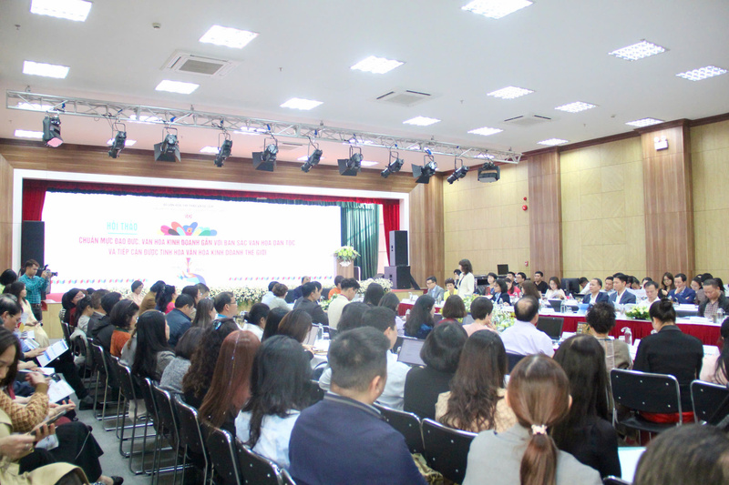 Hội thảo "Chuẩn mực đạo đức, văn hoá kinh doanh gần với bản sắc văn hoá dân tộc và tiếp cận được tinh hoa văn hoá kinh doanh thế giới". Ảnh: Xuân Trường