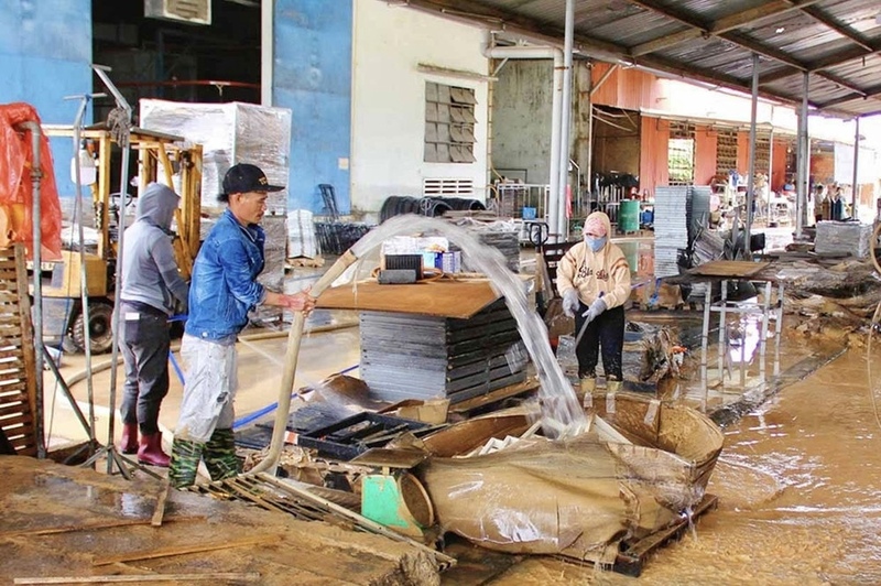 Doanh nghiệp dọn dẹp sau lũ. Ảnh: Hải Yến