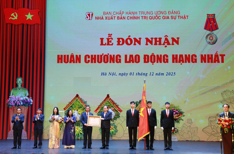 Thay mặt lãnh đạo Đảng, Nhà nước, Chủ tịch Quốc hội Trần Thanh Mẫn trao tặng Huân chương Lao động hạng Nhất cho Nhà xuất bản Chính trị quốc gia Sự thật. Ảnh: Nhà xuất bản Chính trị quốc gia Sự thật