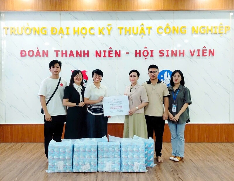 Kotex Việt Nam trao quà băng vệ sinh tại Trường Đại học Kỹ Thuật Công Nghiệp – Đại học Thái Nguyên (Ảnh Kotex Việt Nam)