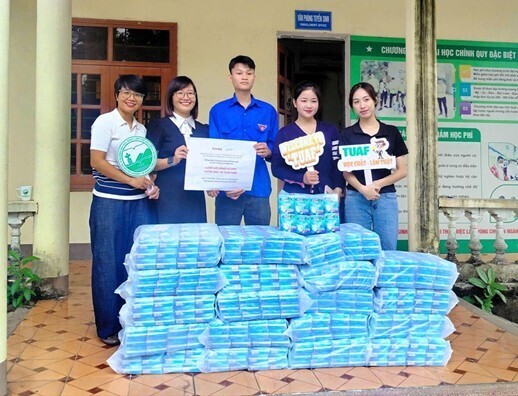 Trường Đại học Nông Lâm Thái Nguyên nhận phần quà băng vệ sinh hỗ trợ khắc phục sau lũ từ Kotex Việt Nam (Ảnh Kotex Việt Nam)