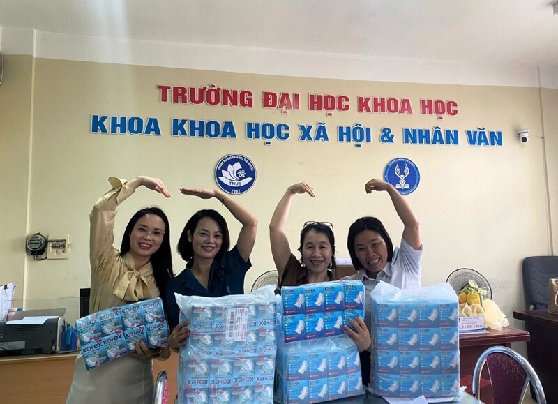 Các cô giáo tại trường Đại học Thái Nguyên nhận hỗ trợ băng vệ sinh từ Kotex (Ảnh Kotex Việt Nam)