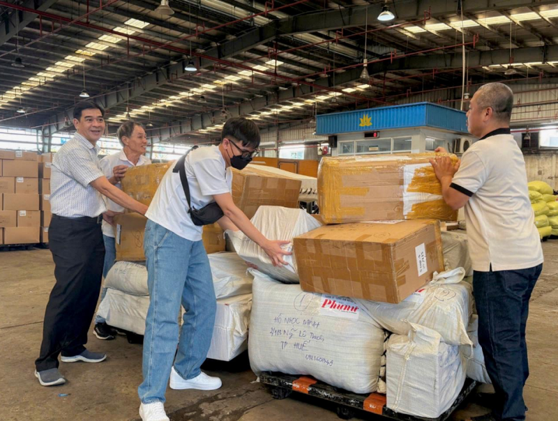 Trong đợt vận chuyển miễn phí hàng hóa hỗ trợ trước đó, tính đến ngày 20/11, trên 30 tấn nhu yếu phẩm, thuốc men, quần áo và các vật dụng thiết yếu đã được Vietnam Airlines chuyển tới đồng bào vùng mưa lũ tại các điểm