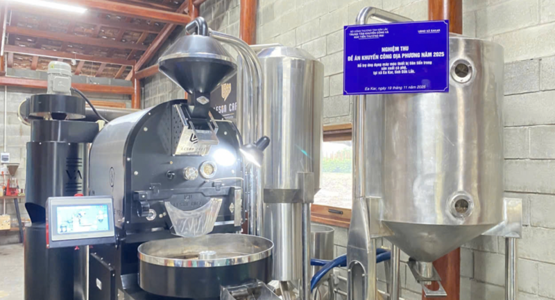Dak Lak tartomány a Le Son Coffee Production and Trading Company Limited kávépörkölő gépek vásárlási költségeinek 50%-át támogatja. Fotó: Nguyen Diem