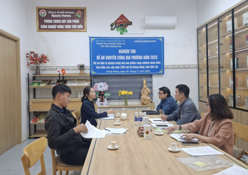 A Dak Lak Iparfejlesztési és Kereskedelmi Fejlesztési Központ elfogadta a projektet, amelynek célja egy tipikus vidéki ipari termékek bemutatótermének támogatása 2025-ben a Damaca Nguyen Phuong Részvénytársaságnál. Fotó: Nguyen Diem