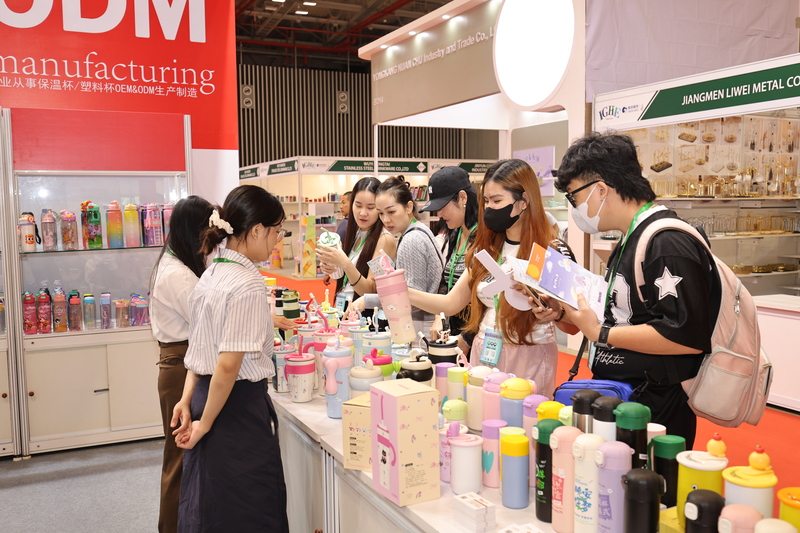 Khu trưng bày quà tặng tại IGHE 2025 mang đến sản phẩm: Quà tặng sáng tạo, quà tặng doanh nghiệp và văn phòng phẩm, bộ quà tặng khuyến mãi