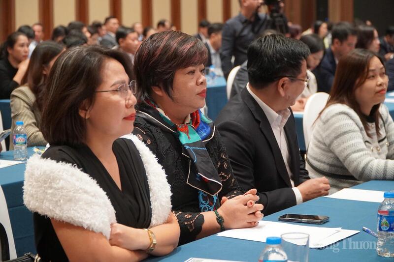 ກອງ​ປະຊຸມ​ແມ່ນ​ເປັນ​ການ​ເຄື່ອນ​ໄຫວ​ທີ່​ສຳຄັນ​ເພື່ອ​ຕີ​ລາຄາ​ຮອບດ້ານ​ກ່ຽວ​ກັບ​ການ​ຝຶກ​ອົບຮົມ ​ແລະ ບຳລຸງ​ສ້າງ​ພະນັກງານ, ລັດຖະກອນ​ຂອງ​ກະຊວງ​ອຸດສາຫະກຳ ​ແລະ ການ​ຄ້າ. ພາບ: ມິງຈ່າງ