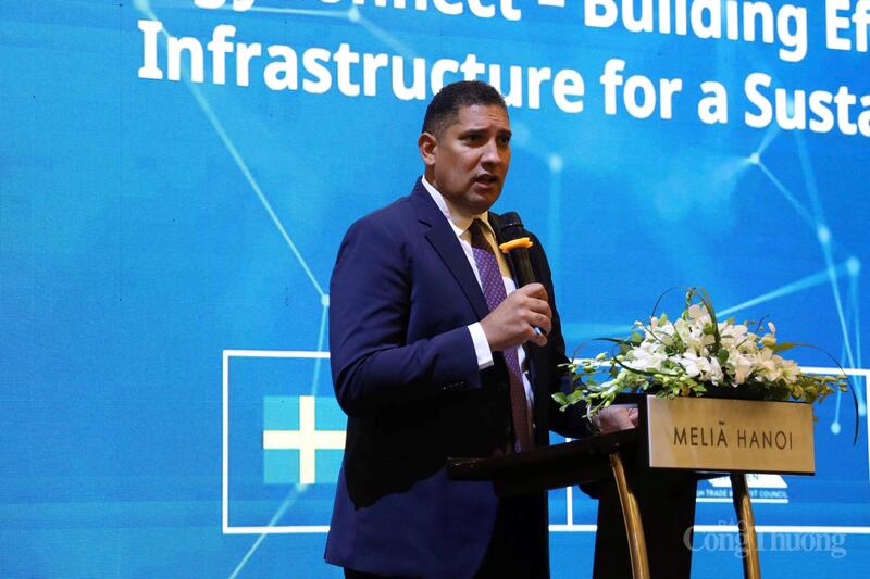 Ông Johan Ndisi, Đại sứ Thụy Điển tại Việt Nam phát biểu tại sự kiện.