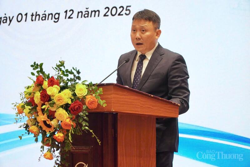 Ông Nguyễn Quang Hồng, Phó Vụ trưởng Vụ Tổ chức cán bộ, Bộ Công Thương báo cáo tổng kết về công tác đào tạo giai đoạn 2021 - 2025 của Bộ Công Thương, cũng như phương hướng nhiệm vụ giai đoạn 2026 - 2030. Ảnh: Minh Trang