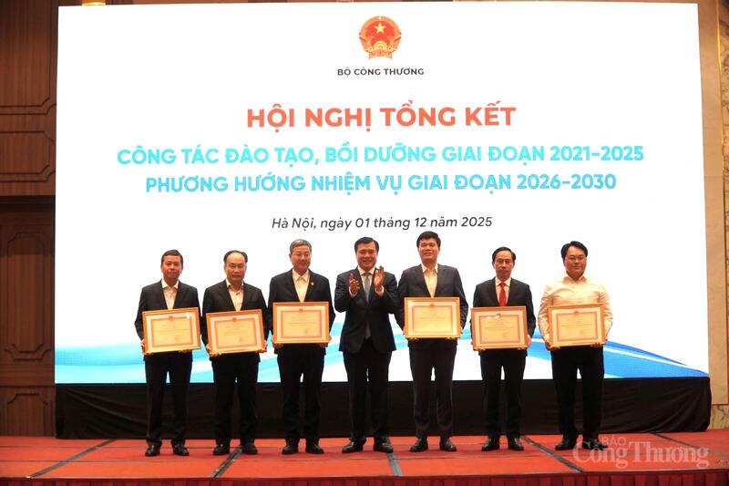 ທ່ານ​ຮອງ​ລັດຖະມົນຕີ ​ໄດ້​ມອບ​ໃບ​ຍ້ອງຍໍ​ໃຫ້​ບັນດາ​ສະຫາຍ​ດີ​ເດັ່ນ.