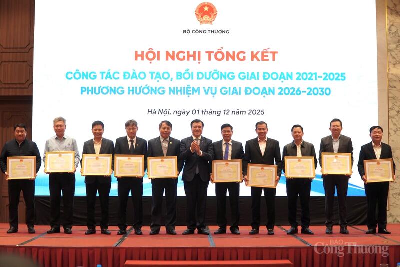 ທ່ານ​ຮອງ​ລັດຖະມົນຕີ ​ໄດ້​ມອບ​ໃບ​ຍ້ອງຍໍ​ໃຫ້​ບັນດາ​ສະຫາຍ​ດີ​ເດັ່ນ.