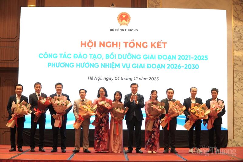 ​ໃຫ້​ກຽດ​ໃຫ້​ແກ່​ບັນດາ​ບຸກຄົນ ​ແລະ ກຸ່ມ​ທີ່​ດີ​ເດັ່ນ​ໃນ​ວຽກ​ງານ​ຝຶກ​ອົບຮົມ​ໃນ​ຂະ​ແໜງ​ອຸດສາຫະກຳ ​ແລະ ການ​ຄ້າ - 4