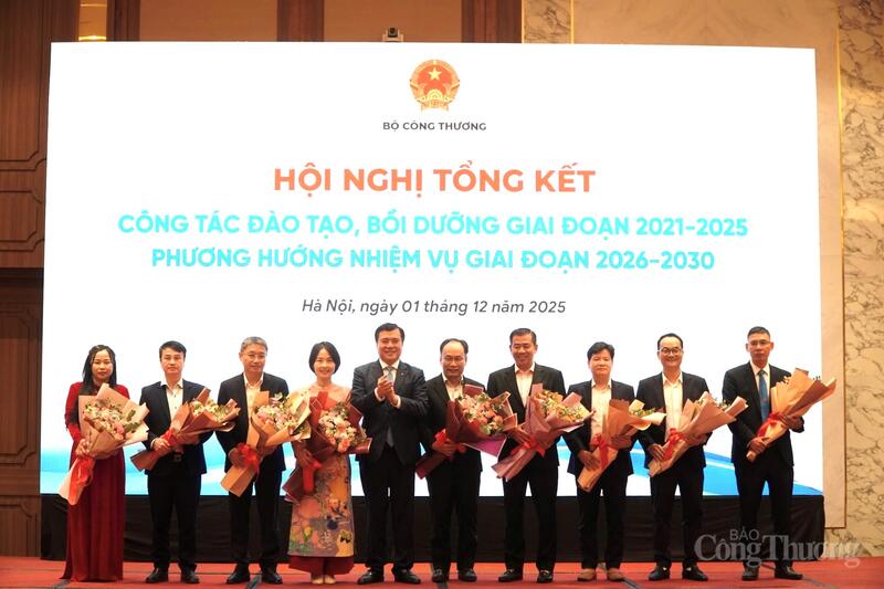 ​ໃຫ້​ກຽດ​ໃຫ້​ແກ່​ບັນດາ​ບຸກຄົນ ​ແລະ ກຸ່ມ​ທີ່​ດີ​ເດັ່ນ​ໃນ​ວຽກ​ງານ​ຝຶກ​ອົບຮົມ​ໃນ​ຂະ​ແໜງ​ອຸດສາຫະກຳ ​ແລະ ການ​ຄ້າ - 5