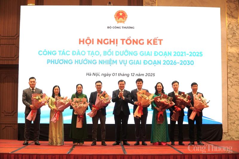 ກອງ​ປະຊຸມ​ຍັງ​ໄດ້​ໃຫ້​ກຽດ​ເຂົ້າ​ຮ່ວມ​ຂອງ​ບັນດາ​ອາຈານ​ທີ່​ໄດ້​ຮັບ​ການ​ຮັບ​ຮູ້​ໃໝ່ ​ແລະ ຮອງ​ສາດສະດາຈານ.