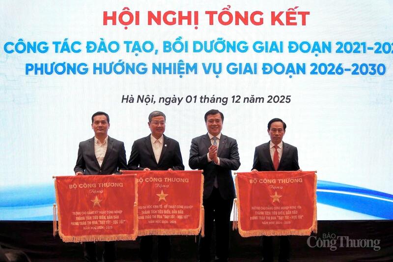 ທ່ານ​ຮອງ​ລັດຖະມົນຕີ Nguyen Sinh Nhat Tan ​ໄດ້​ມອບ​ທຸງ Emulation ຂອງ​ກະຊວງ​ອຸດສາຫະກຳ ​ແລະ ການ​ຄ້າ​ໃຫ້​ບັນດາ​ຄະນະ​ຍາດ​ໄດ້​ບັນດາ​ຜົນງານ​ດີ​ເດັ່ນ, ນຳ​ໜ້າ​ໃນ​ການ​ເຄື່ອນ​ໄຫວ “ສອນ​ດີ, ຮຽນ​ເກັ່ງ” ​ໃນ​ສົກຮຽນ 2024 – 2025.