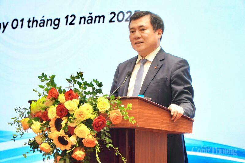 ທ່ານ​ຮອງ​ລັດຖະມົນຕີ ຫງວຽນ​ຊິງ​ຮູ່ງ ກ່າວ​ຄຳ​ເຫັນ​ທີ່​ກອງ​ປະຊຸມ.