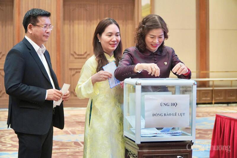 ​ໃຫ້​ກຽດ​ໃຫ້​ແກ່​ບັນດາ​ບຸກຄົນ ​ແລະ ກຸ່ມ​ທີ່​ດີ​ເດັ່ນ​ໃນ​ວຽກ​ງານ​ຝຶກ​ອົບຮົມ​ໃນ​ຂະ​ແໜງ​ອຸດສາຫະກຳ ​ແລະ ການ​ຄ້າ - 9