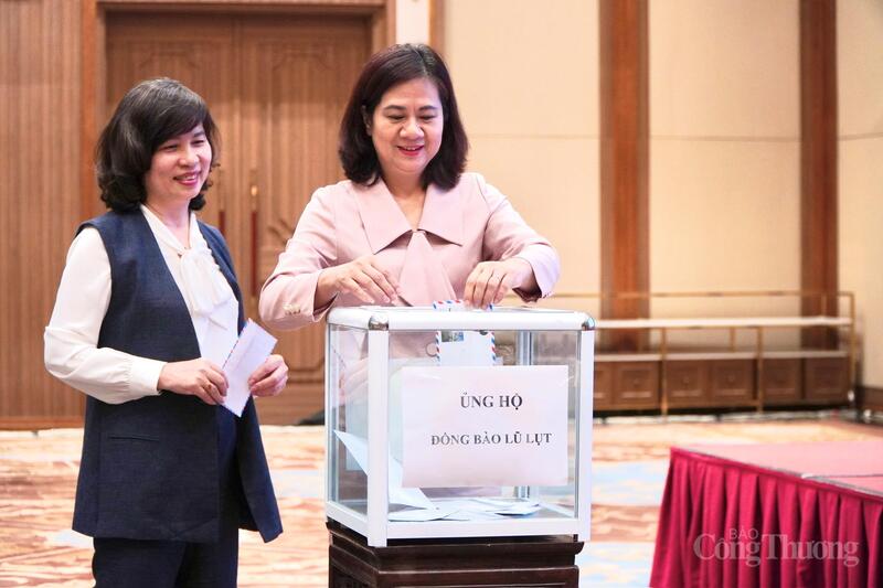 ​ໃຫ້​ກຽດ​ໃຫ້​ແກ່​ບັນດາ​ບຸກຄົນ ​ແລະ ກຸ່ມ​ທີ່​ດີ​ເດັ່ນ​ໃນ​ວຽກ​ງານ​ຝຶກ​ອົບຮົມ​ໃນ​ຂະ​ແໜງ​ອຸດສາຫະກຳ ​ແລະ ການ​ຄ້າ - 8