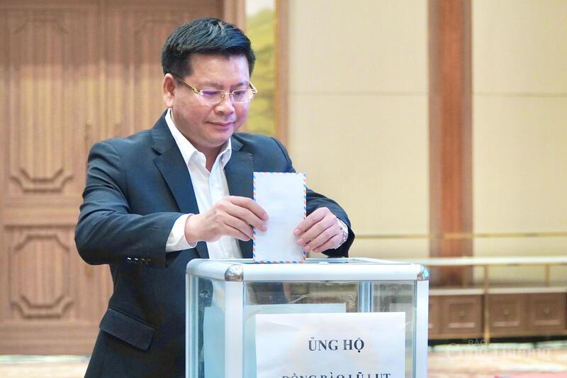 ​ໃຫ້​ກຽດ​ໃຫ້​ແກ່​ບັນດາ​ບຸກຄົນ ​ແລະ ກຸ່ມ​ທີ່​ດີ​ເດັ່ນ​ໃນ​ວຽກ​ງານ​ຝຶກ​ອົບຮົມ​ໃນ​ຂະ​ແໜງ​ອຸດສາຫະກຳ ​ແລະ ການ​ຄ້າ - 10