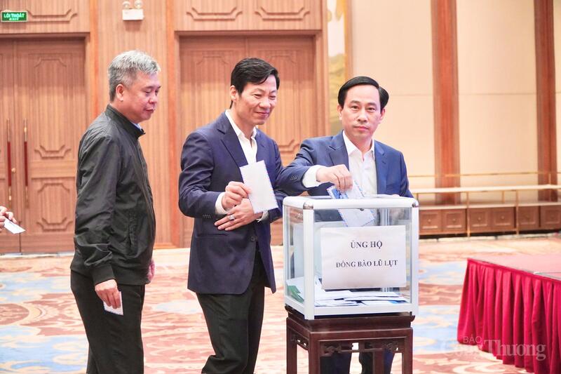 ບັນດາຜູ້ແທນ ແລະ ຄູອາຈານ ມອບເຄື່ອງຊ່ວຍເຫຼືອຜູ້ປະສົບໄພນໍ້າຖ້ວມ.