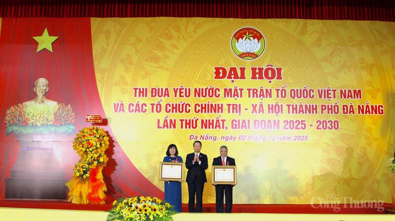 Thừa ủy quyền Chủ tịch nước, lãnh đạo Thành ủy Đà Nẵng trao Huân chương Lao động hạng Ba cho 2 cá nhân