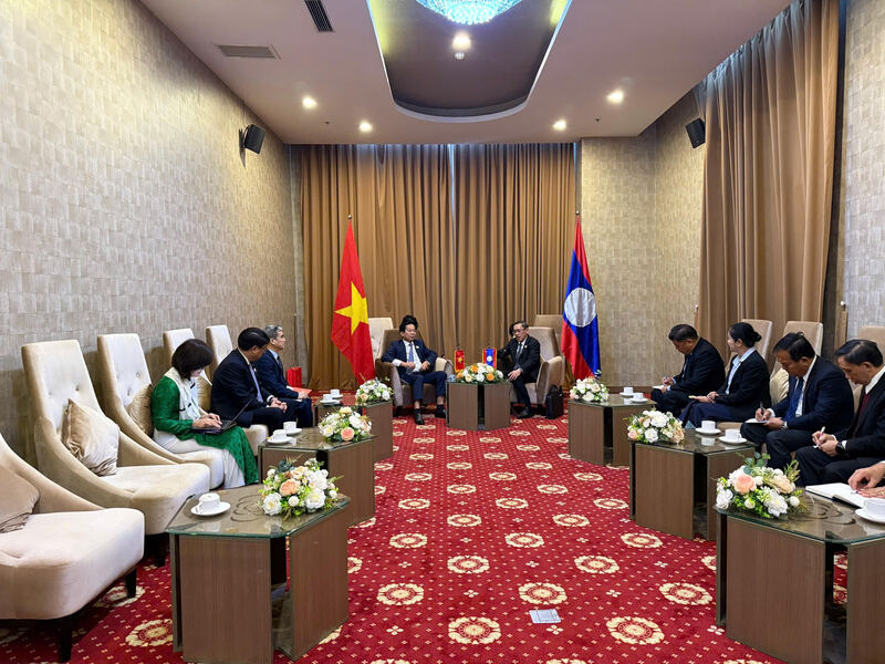 Cuộc gặp song phương giữa Bộ trưởng Bộ Lao động và Phúc lợi xã hội Lào Phosay Sayasone và Bộ trưởng Bộ Nội vụ Việt Nam Đỗ Thanh Bình. Ảnh: Bộ Nội vụ