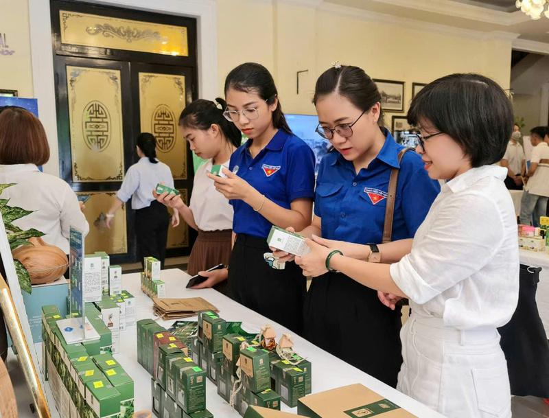 Minyak cajeput warna dipercayai dan digunakan oleh pengguna. Foto: Nguyen Tuan.