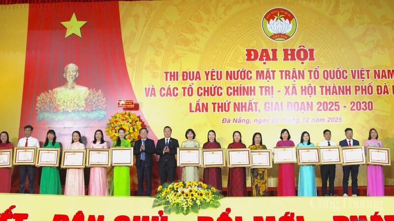 Trao Bằng khen của Thủ tướng Chính phủ cho các cá nhân