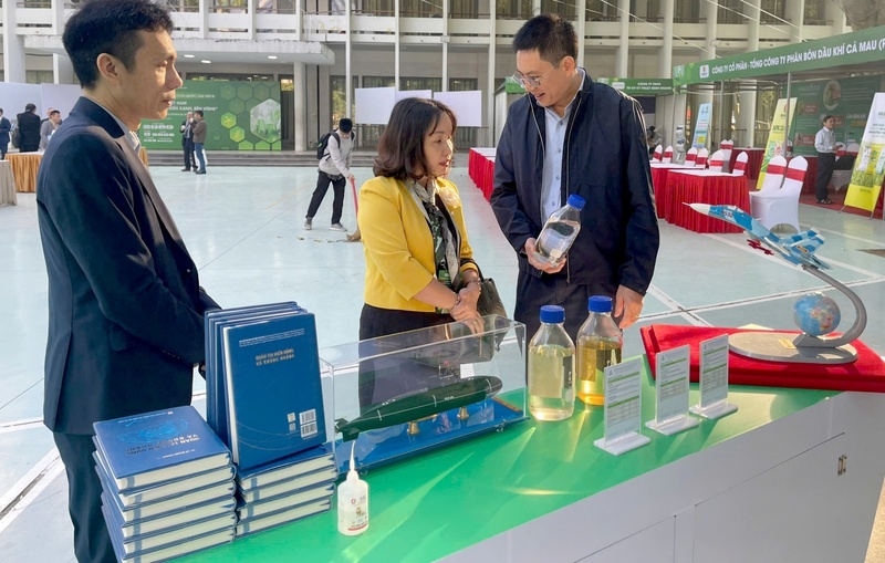 Ông Mai Tuấn Đạt, Phó Tổng Giám đốc BSR (bên phải) giới thiệu về các sản phẩm với các đại biểu, khách tham quan tại gian hàng triển lãm của BSR (Ảnh BSR)