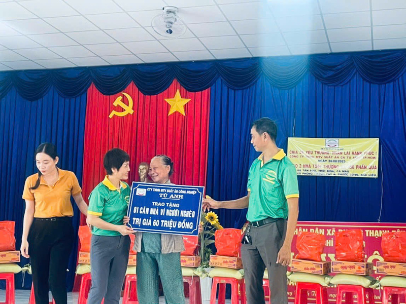 Bà Nguyễn Thị Nụ - Giám đốc Tú Anh Foods trao tặng nhà vì người nghèo tại tỉnh Cà Mau, Bạc Liêu